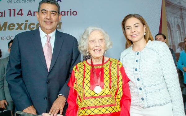 Elena Poniatowska recibe la medalla «Carmen Serdán»
