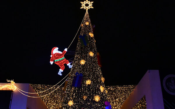 BUAP enciende árbol navideño en el CCU