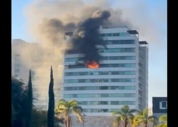 Se incendia departamento en Palmas, zona de Angelópolis