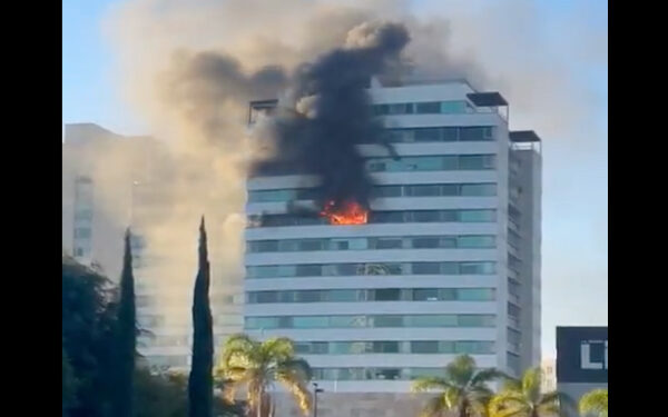 Se incendia departamento en Palmas, zona de Angelópolis