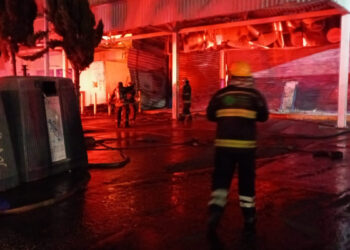 Gran Bodega Amalucan se incendió y salvan a trabajador