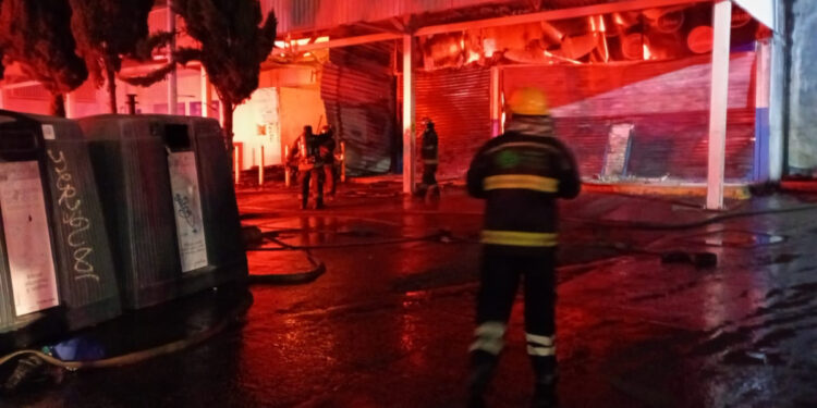 Gran Bodega Amalucan se incendió y salvan a trabajador