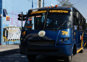 Sin concesión y con multa, por suspender servicio