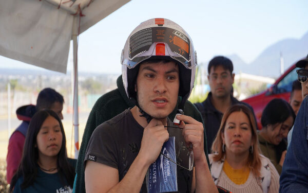 Motociclistas reciben cascos