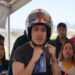 Motociclistas reciben cascos