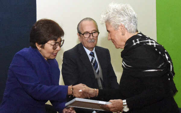 Entregan diplomas a estudiantes