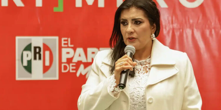 DELFINA POZOS: ¿SORORIDAD? SÓLO EN LA FOTO