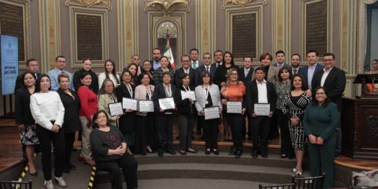 Congreso de Puebla entrega la medalla al Mérito Docente “Juan C. Bonilla”