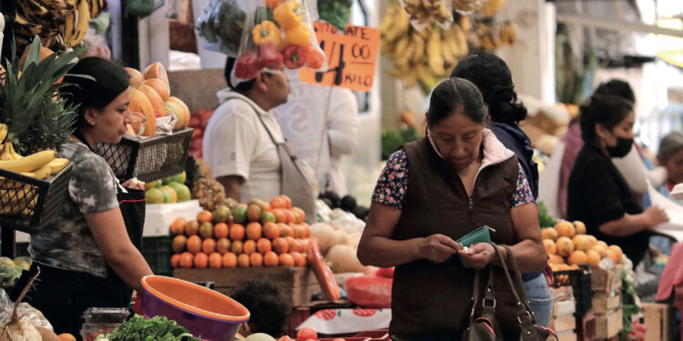 Con tandas y empeños, libran poblanos la cuesta de enero