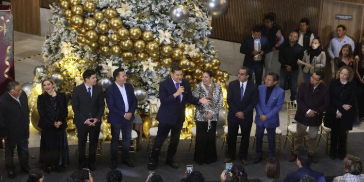 Congreso de Puebla: Asiste gobernador a encendido del árbol navideño