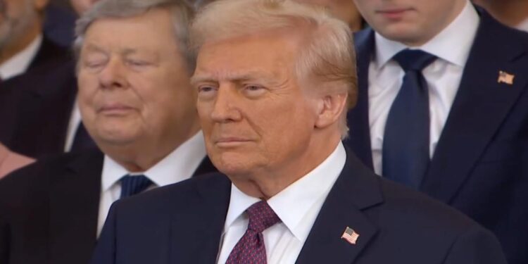 Donald Trump tomó posesión como presidente de EU