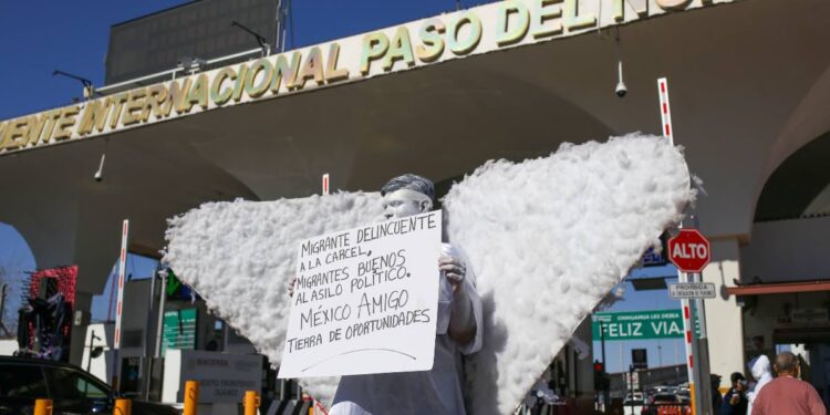 Crearán línea telefónica para migrantes