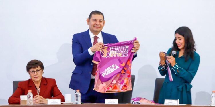 Presentan playera y medalla para Carrera por las Mujeres