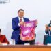 Presentan playera y medalla para Carrera por las Mujeres