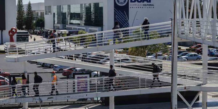 Licitan puente peatonal y elevadores