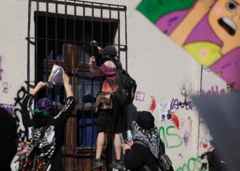 Manifestantes queman documentos de FGE