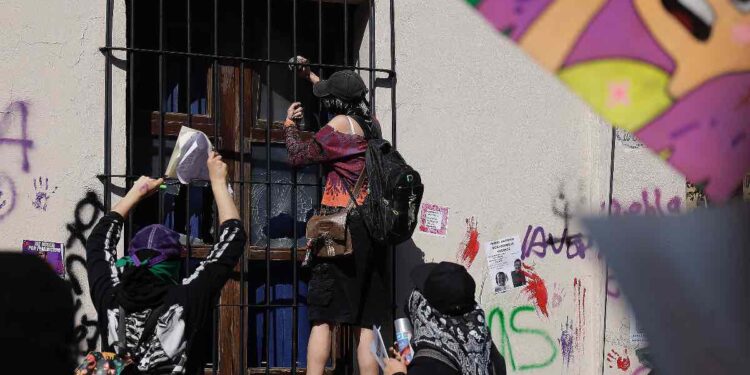 Manifestantes queman documentos de FGE