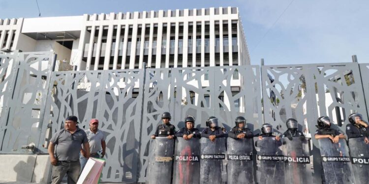 Rechaza gobierno negociar fuera de la ley
