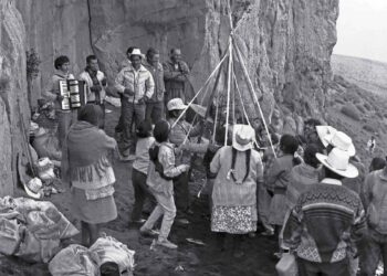Santiago Xalitzintla honra al Popocatépetl con ofrendas