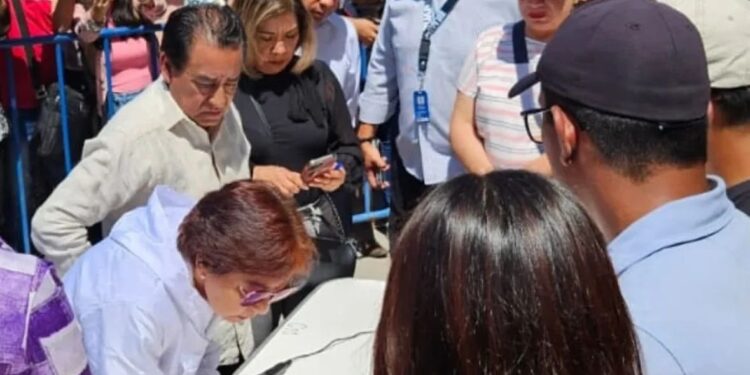 Entregan estudiantes BUAP pliego petitorio a rectora