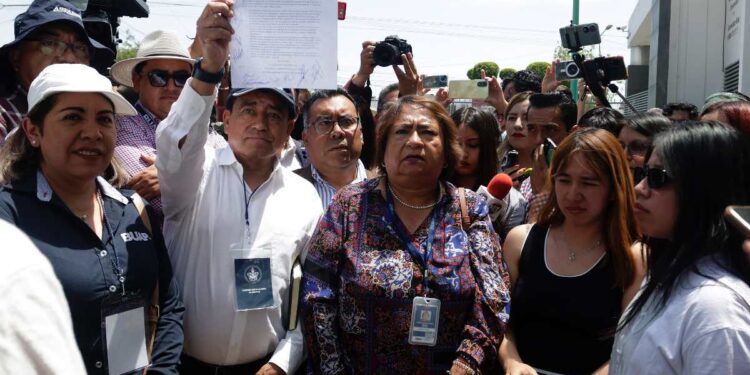 Llama rectora a salvar semestre