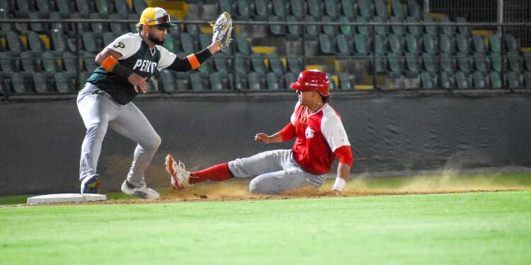 Pericos remontan y vencen a los Diablos