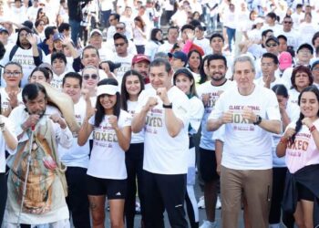Clase masiva de boxeo reúne a miles en el zócalo