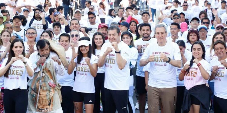 Clase masiva de boxeo reúne a miles en el zócalo