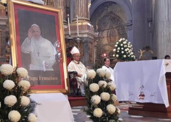 Piden poblanos por eterno descanso del papa Francisco