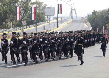 Más de 15 mil participantes en el desfile del 5 de Mayo