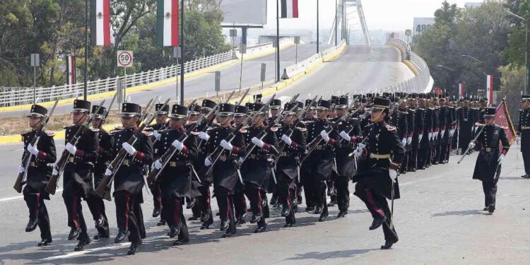Más de 15 mil participantes en el desfile del 5 de Mayo