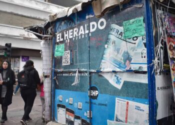 Retiran casetas para liberar vía pública