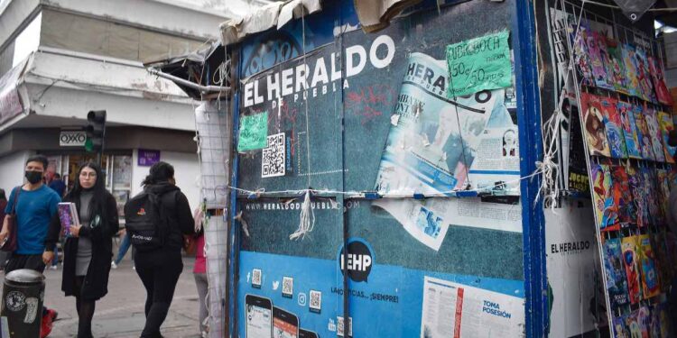 Retiran casetas para liberar vía pública