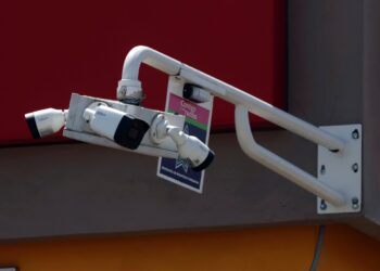 Vigilan con mil 900 cámaras
