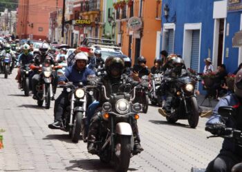 Avalan colocar distintivo en casco de motociclistas
