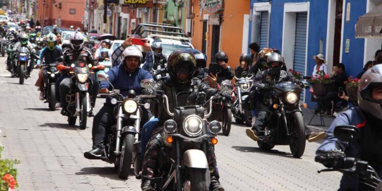 Avalan colocar distintivo en casco de motociclistas