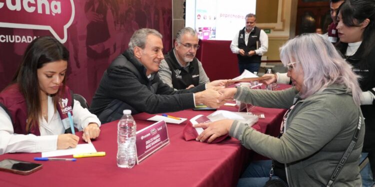 Recibe presidente municipal a poblanos