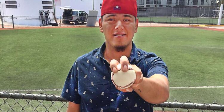 Perico suma al pitcher poblano Edgar Torres
