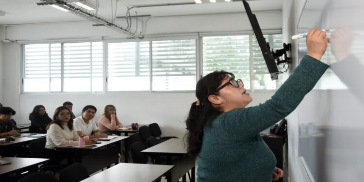 Reconocen a docentes con bonos