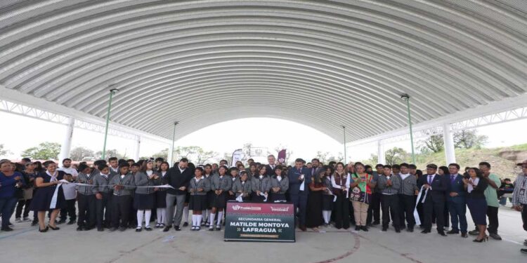 Edil de Puebla entrega techado a secundaria