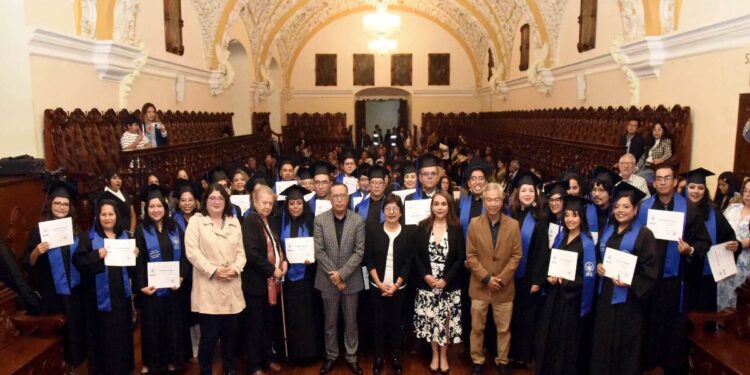 Egresan 27 maestros de la BUAP
