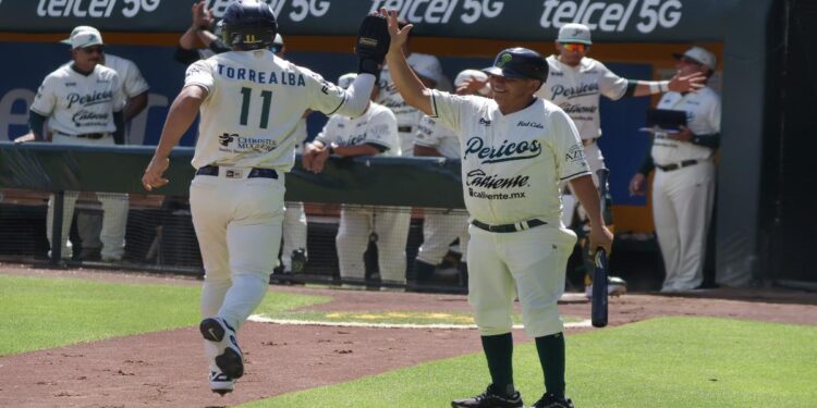 Pericos vencen 9-8 a Leones y amarran la serie en casa