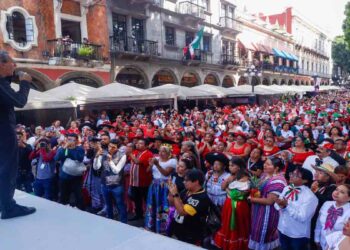 Gobierno capitalino celebra activación física en el zócalo