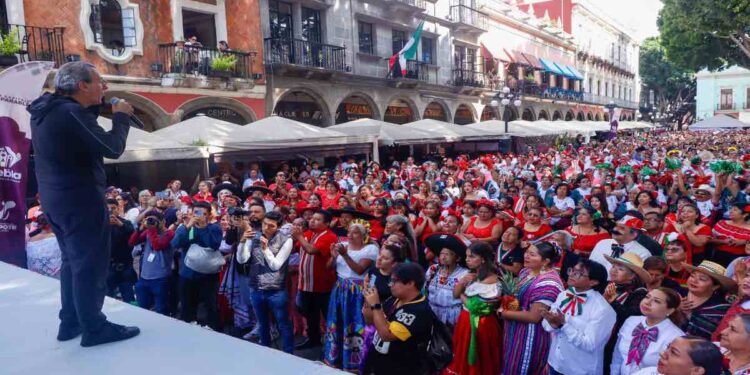 Gobierno capitalino celebra activación física en el zócalo