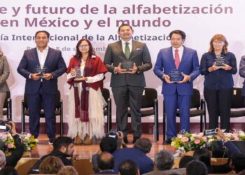 Buscan bandera blanca en analfabetismo en México