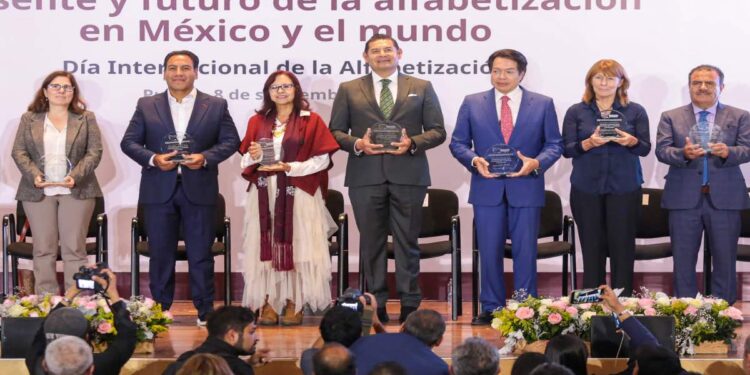 Buscan bandera blanca en analfabetismo en México