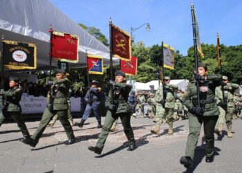 Desfilan en honor a héroes nacionales