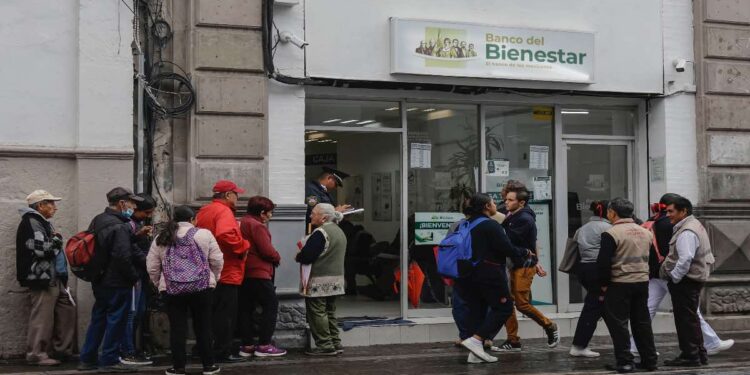 Apoyos del gobierno crecen más que ingresos laborales