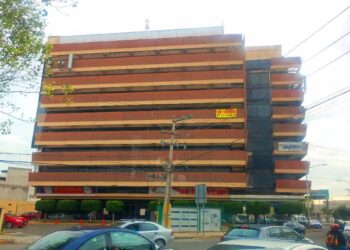 Descartan venta de Edificio Empresarial o mudanza de oficinas