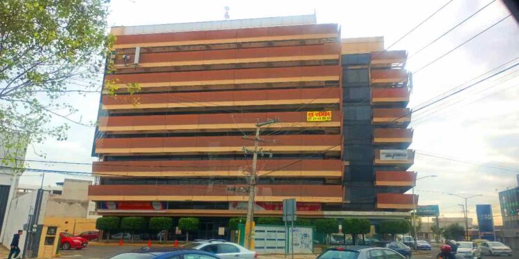 Descartan venta de Edificio Empresarial o mudanza de oficinas